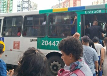 Ônibus lotados: passageiros relatam transtornos em Salvador