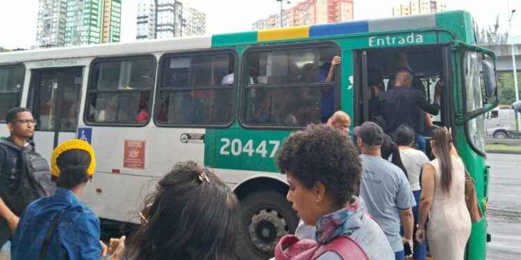 Ônibus lotados: passageiros relatam transtornos em Salvador