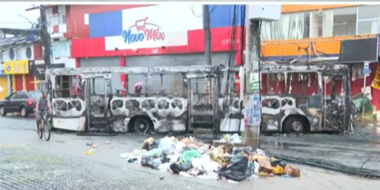 Ônibus é incendiado e micro-ônibus é apedrejado no bairro de Sussuarana