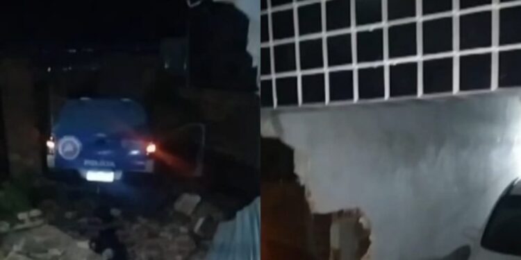 Viatura da PM derruba muro e invade terreno durante perseguição em Paripe