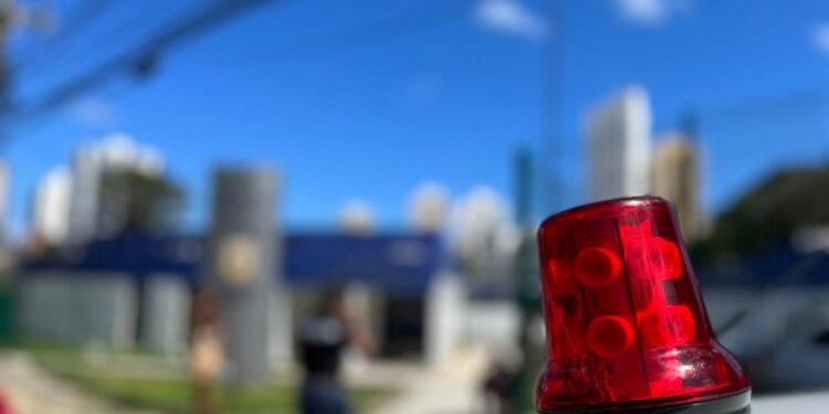 Falsos policiais são presos ao tentarem extorquir comerciantes em Salvador