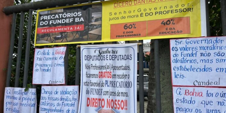 Professores da rede estadual protestam pelo pagamento da Fundef