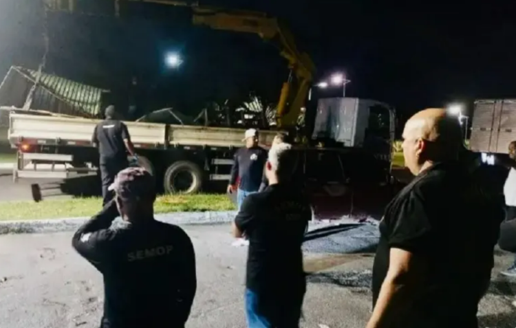 Prefeitura desmonta barracas na saída do Aeroporto de Salvador