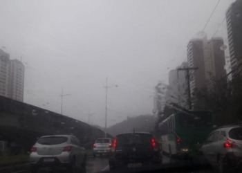 Chuva deixa trânsito lento nas principais vias de Salvador