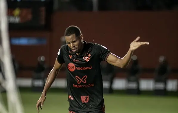 Iury Castilho brinca sobre contas para acesso do Vitória: “Jogador é tudo burro, não sabemos nada de matemática”