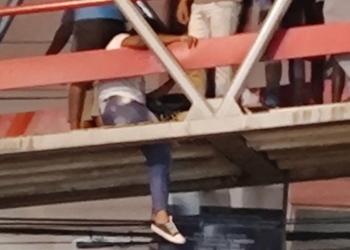 Mulher fica com a perna presa ao passar em passarela em Lauro de Freitas