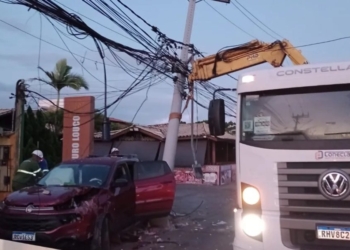Motorista de caminhonete perde controle e bate em poste em Stella Maris