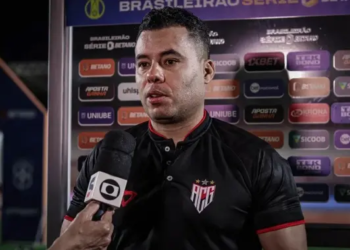 Técnico do Atlético-GO lamenta empate com o Vitória em casa, mas foca na luta pelo acessso: “Vivíssimos”