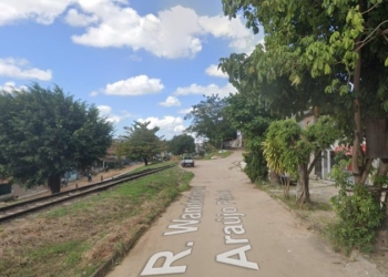 Tubo da Embasa estoura e água toma rua e invade casas em Candeias