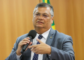 Dino endossa críticas de Lula a Haia e fala em revisar adesão