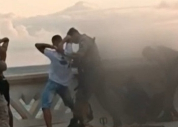 Jovens são agredidos durante abordagem policial na orla de Salvador
