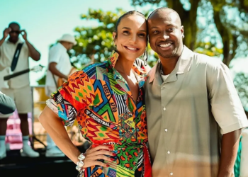 Ivete canta ao lado de Thiaguinho em cima de trio elétrico em Salvador