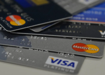 Divisão familiar de cartões pode levar a endividamento