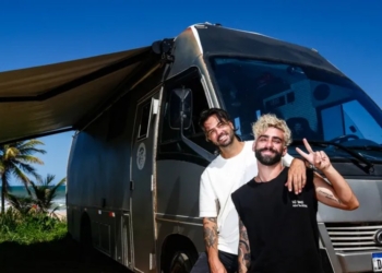 Influenciadores de viagem Rafael e Tiago Reis têm celular furtado em Salvador