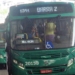 Homem fica preso ao tentar entrar pelo fundo de ônibus em Salvador