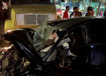 Motorista fica ferido após batida entre carro e caminhão no interior baiano