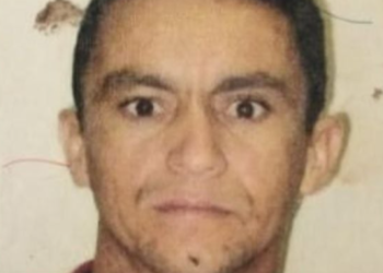 Motociclista mata homem a tiros e passa de moto por cima da vítima em Feira