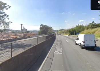 Marido de apresentadora famosa é assaltado, sofre acidente grave e despenca de rodovia