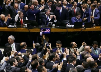 Veja a lista dos deputados baianos que assinaram PEC que limita poder de decisão do STF