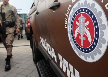 Homem morre em troca de tiros com policiais em Salvador e comércio fecha as portas