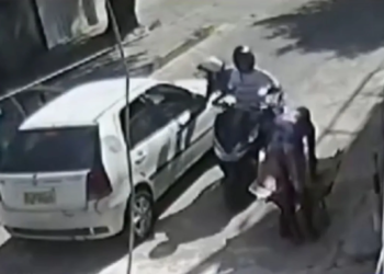 Carro é roubado por três homens em moto no bairro de Plataforma