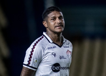 Após título, jogador do Vitória brinca: “Agora podem me chamar de cachaceiro”