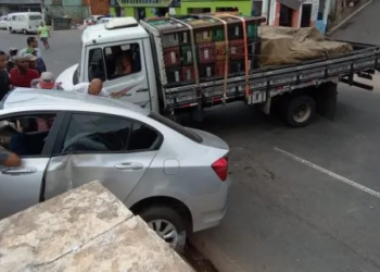 Caminhão desgovernado atravessa Av. Vasco da Gama e atinge carro