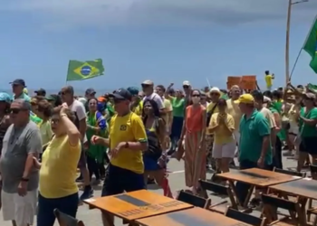 Fora Lula: manifestantes se reúnem no Farol da Barra contra governo