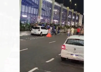 Após derrota, Bahia desembarca na madrugada e encara protestos da torcida