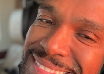 Antes de ter celular apreendido pela PF, Alexandre Pires se trancou em banheiro