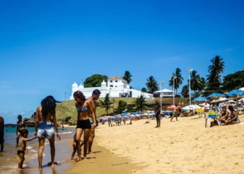 Secretaria de Saúde emite alerta para lesões de pele após banho de mar em Salvador