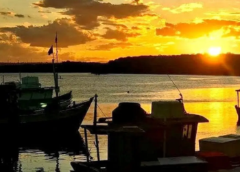 Traficantes pulam em rio após tiroteio com a polícia no interior da Bahia