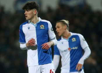 Jogador de 15 anos atua sem patrocínio na camisa na Inglaterra