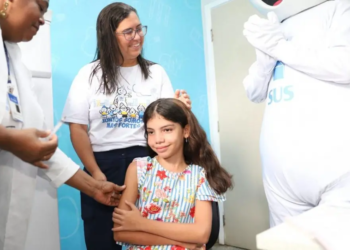 Vacinação contra dengue tem horário estendido em Salvador nesta quarta-feira