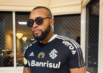 Ex-BBB destrói carro com facão após racismo: “direito de reagir”