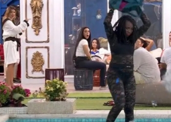 BBB 24: Leidy joga roupas de Davi na piscina