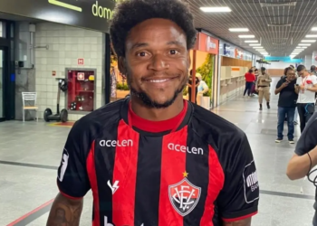 Luiz Adriano desembarca em Salvador e projeta buscar títulos com a camisa do Vitória