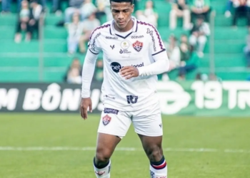 Opção para lateral-esquerda do Vitória, Felipe Vieira começa transição após grave lesão