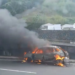 Carro pega fogo na Avenida Bonocô, em Salvador