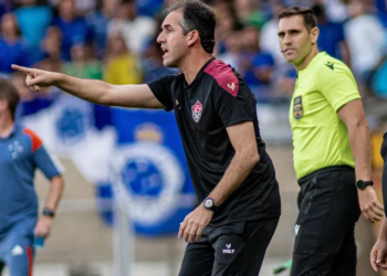 Léo Condé admite “jogo bem abaixo” do Vitória e explica oportunidades para novos reforços