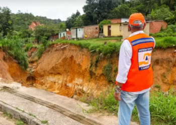 Ação demole 38 casas interditadas após formação de cratera na RMS