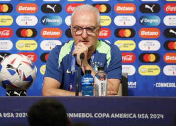 Dorival Jr critica arbitragem em não marcação de pênalti: “Decisivo”