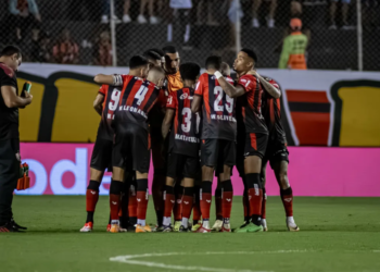 Vitória diminui chances de queda, mas segue em situação complicada