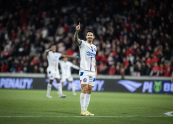 Everaldo fala em sacrifício e destaca estilo de trabalho de Ceni