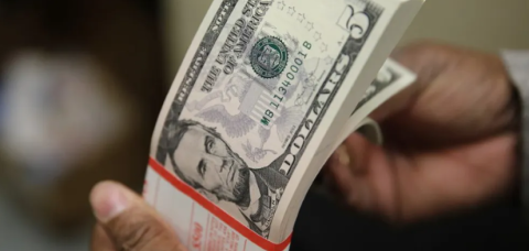 Dólar opera em alta com investidor à espera de dado de inflação