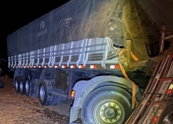 Duas pessoas morrem após batida de carreta com caminhão quebrado no Sudoeste baiano