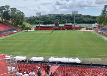 Vitória faz treino aberto com apoio da torcida antes de jogo decisivo