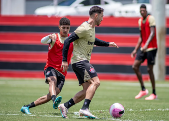 Com Willean Lepo, Vitória se reapresenta de olho no Fluminense