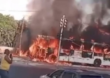 Ônibus pega fogo após pane elétrica na suburbana