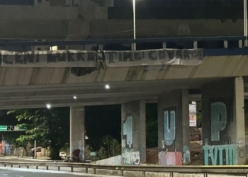 Boneco com rosto de Rogério Ceni e faixas de protesto são vistos em viaduto próximo à Arena Fonte Nova 